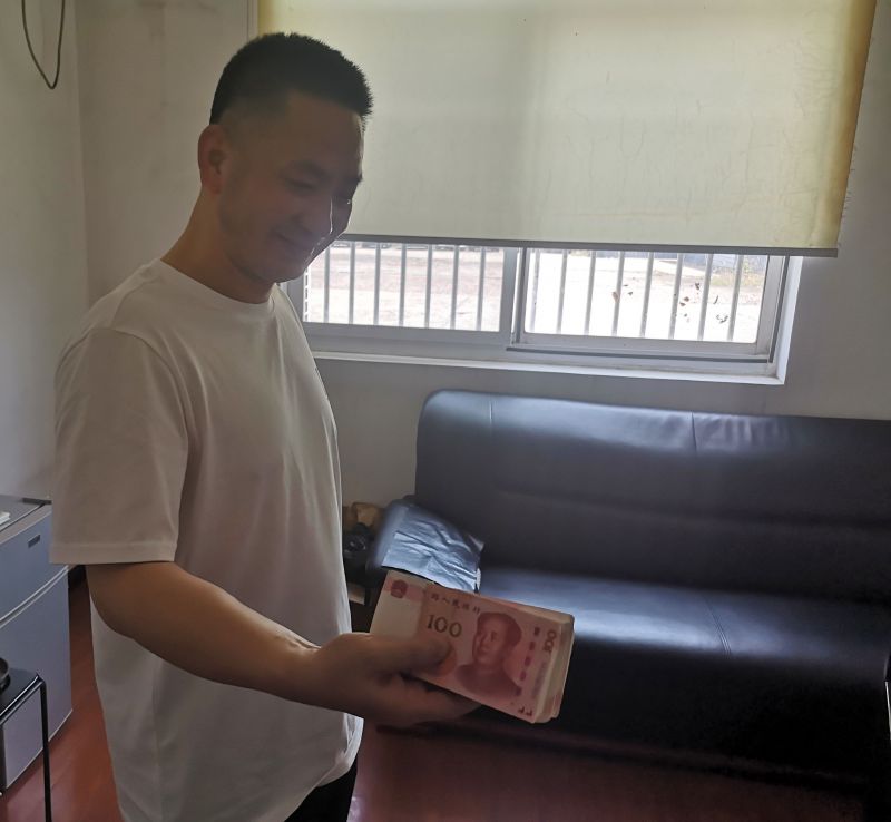 點(diǎn)贊！拾金不昧好的哥 萬元現(xiàn)金物歸原主